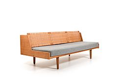 Early Daybed GE-258 in Oak and Cane by Hans J. Wegner