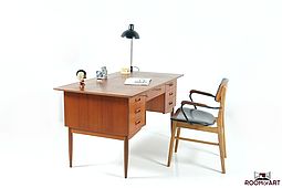 Mid Century danish Writing Desk in Teak